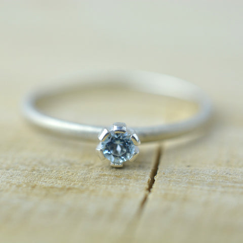 Ring aus Silber mit Topas blau