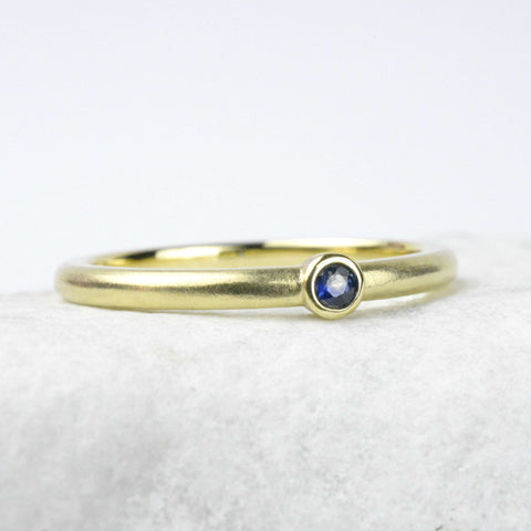 Ring aus 333 Gelbgold mit Saphir blau