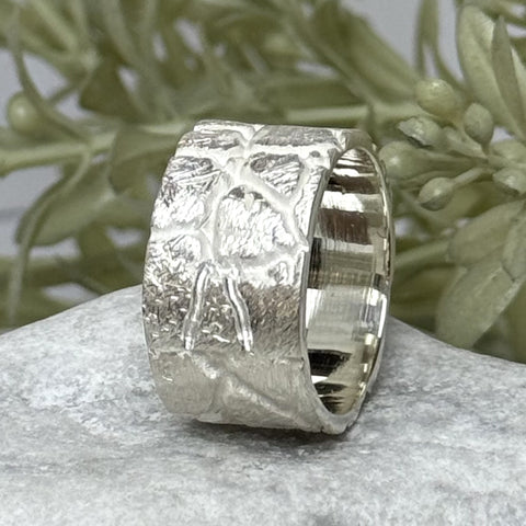 Breiter Damenring mit Muster