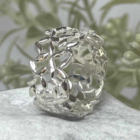 Breiter Damenring mit Muster glanz