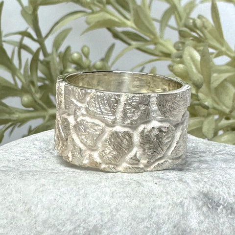 Breiter Damenring mit Muster silber