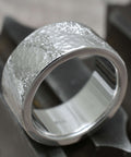 Bandring 10 mm aus Silber mit einem Muster
