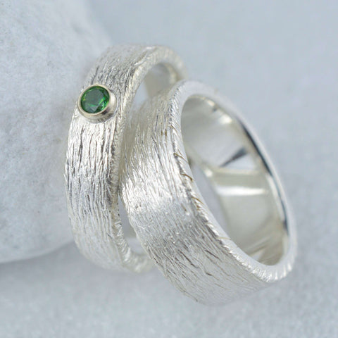 Eheringe aus Silber 5 und 8 mm breit mit Smaragd grün