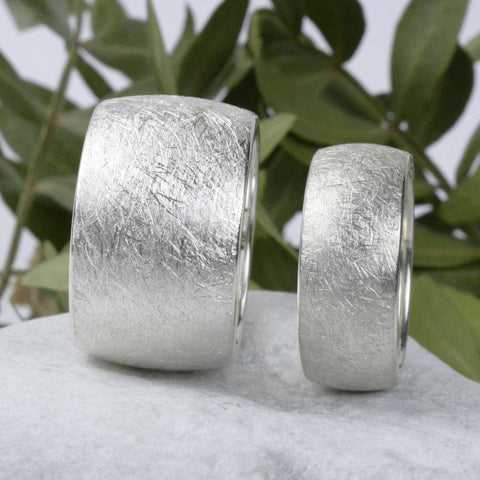 Partnerringe Silber 8 und 14 mm breit eismatt