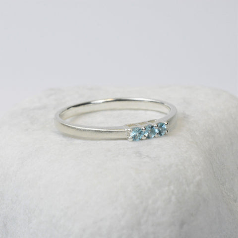 Ring Silber mit Topas blau sandmatt